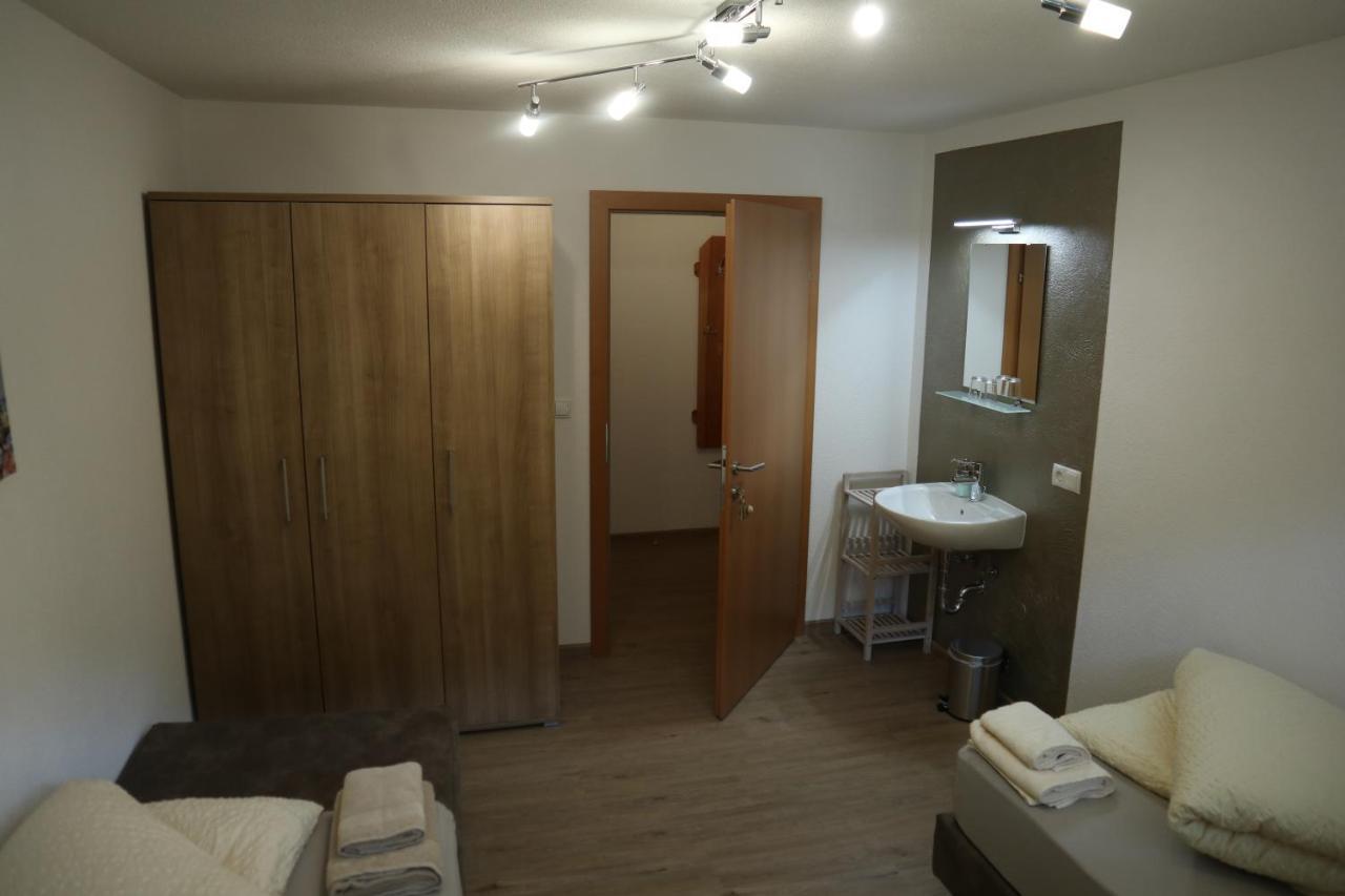Apart 83 Tosens Luaran gambar